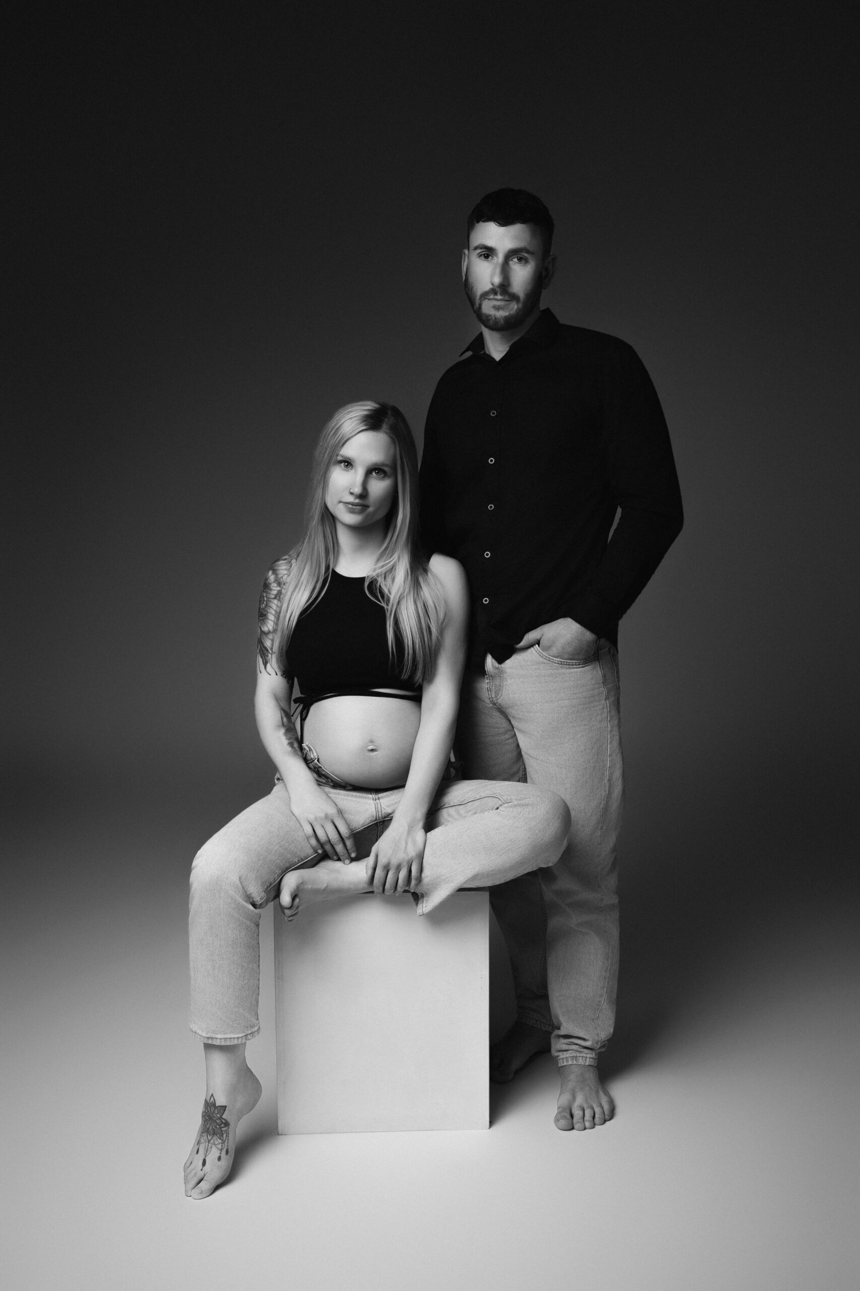 Werdendes Elternpaar bei einem stilvollen Schwangerschaftsshooting im Studio in Ulm.