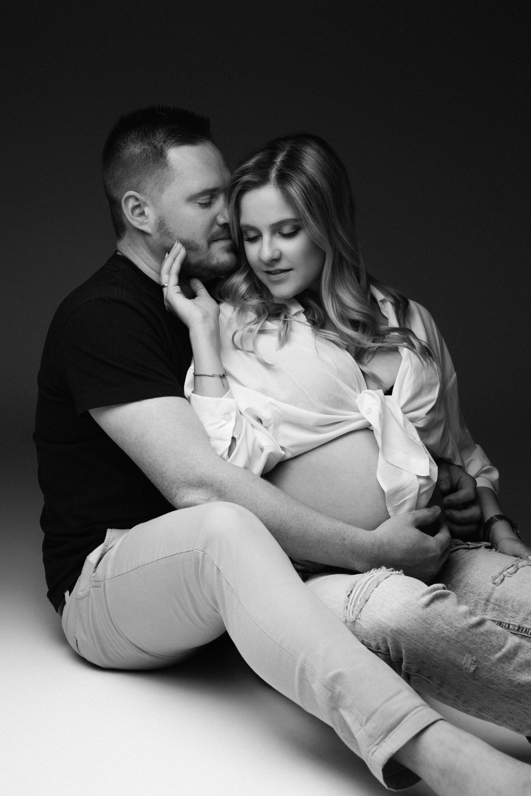 Inniges Paarfoto einer werdenden Familie bei einem Schwarzweiß-Babybauchshooting in Ulm.