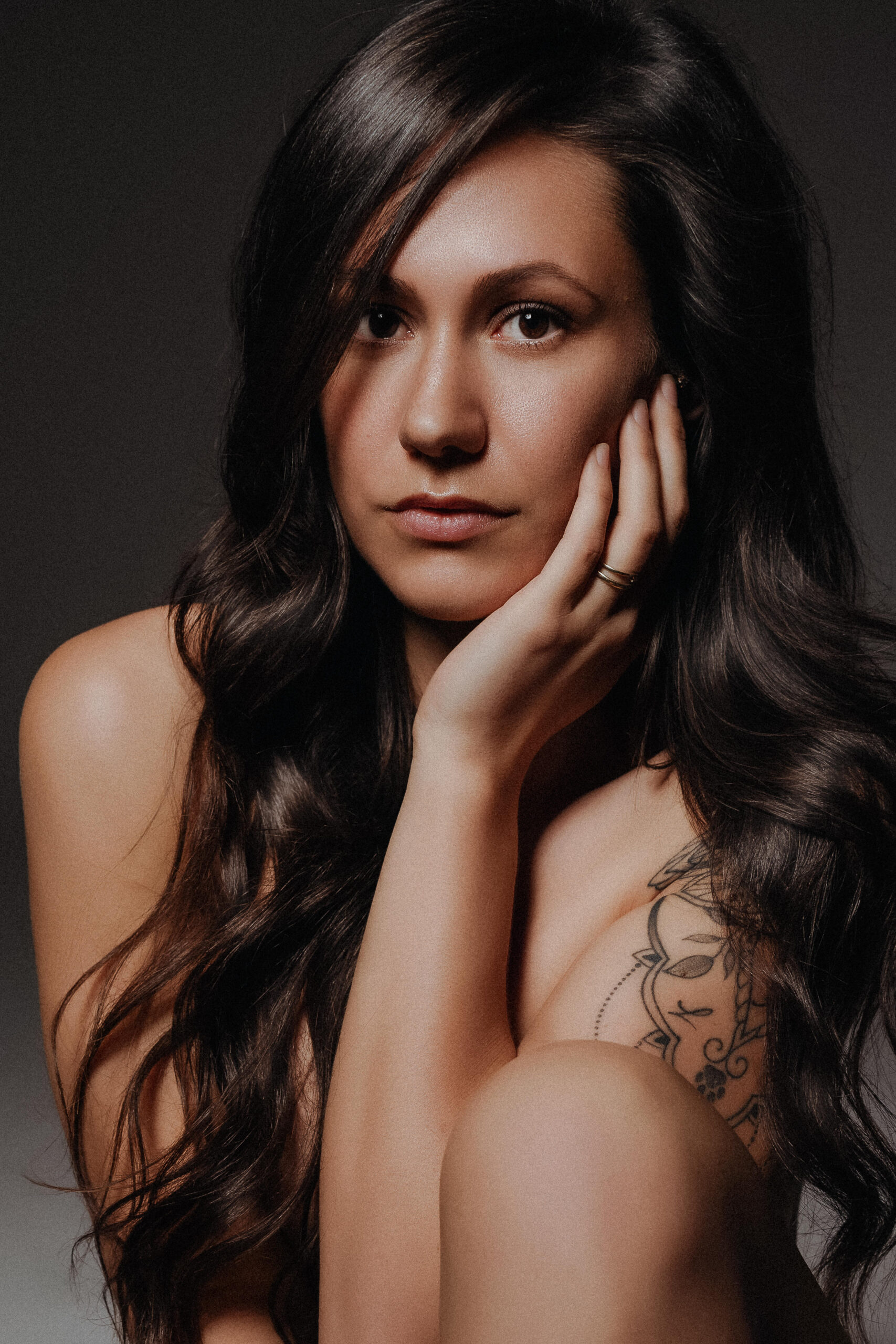 Nahaufnahme einer Frau mit Tattoo bei einem stilvollen Boudoir Portrait im Studio