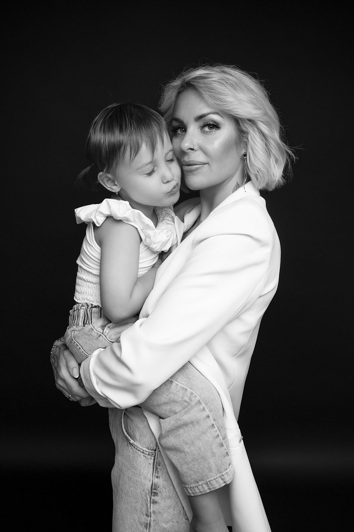 Inniges Schwarz-Weiß-Portrait von Mutter und Tochter bei einem emotionalen Mutter-Kind-Fotoshooting im Studio.