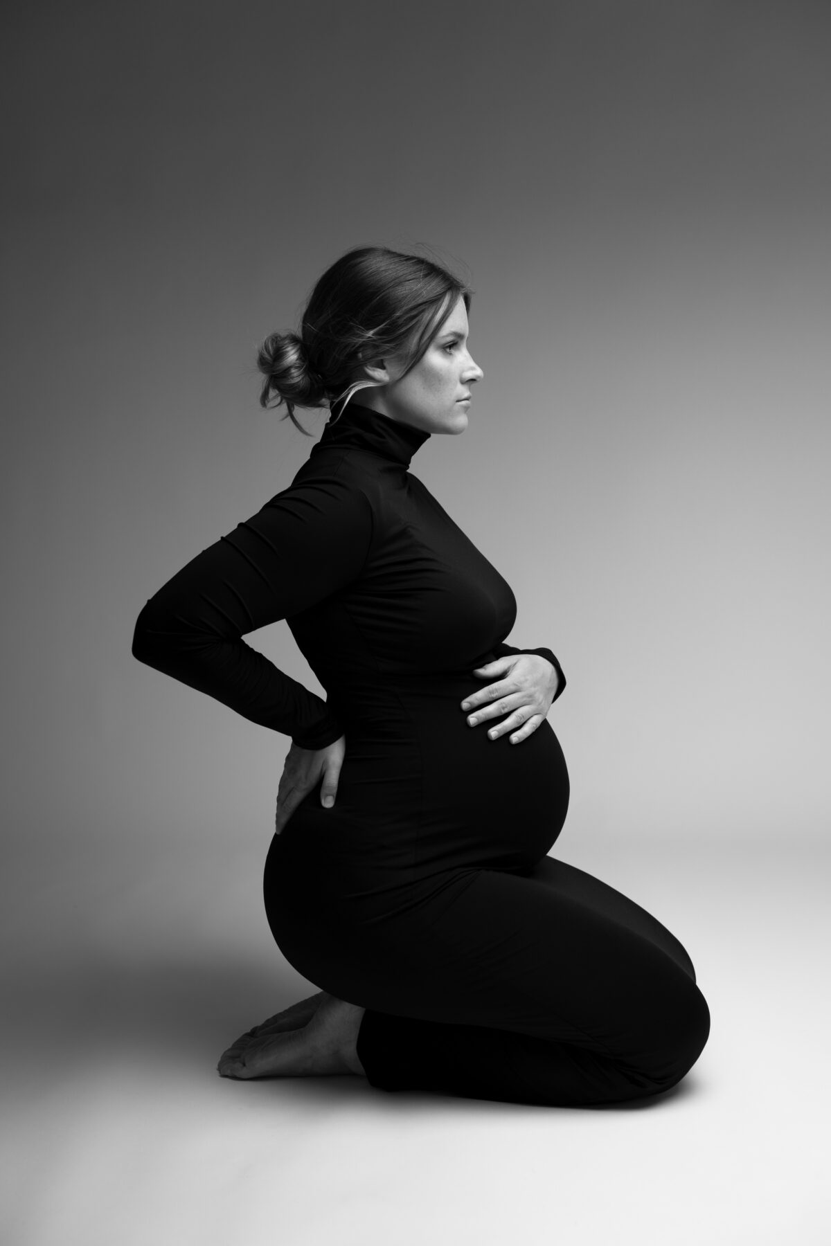 Babybauch Fotografie Ulm – elegantes Schwarz-Weiß-Portrait einer schwangeren Frau im Studio