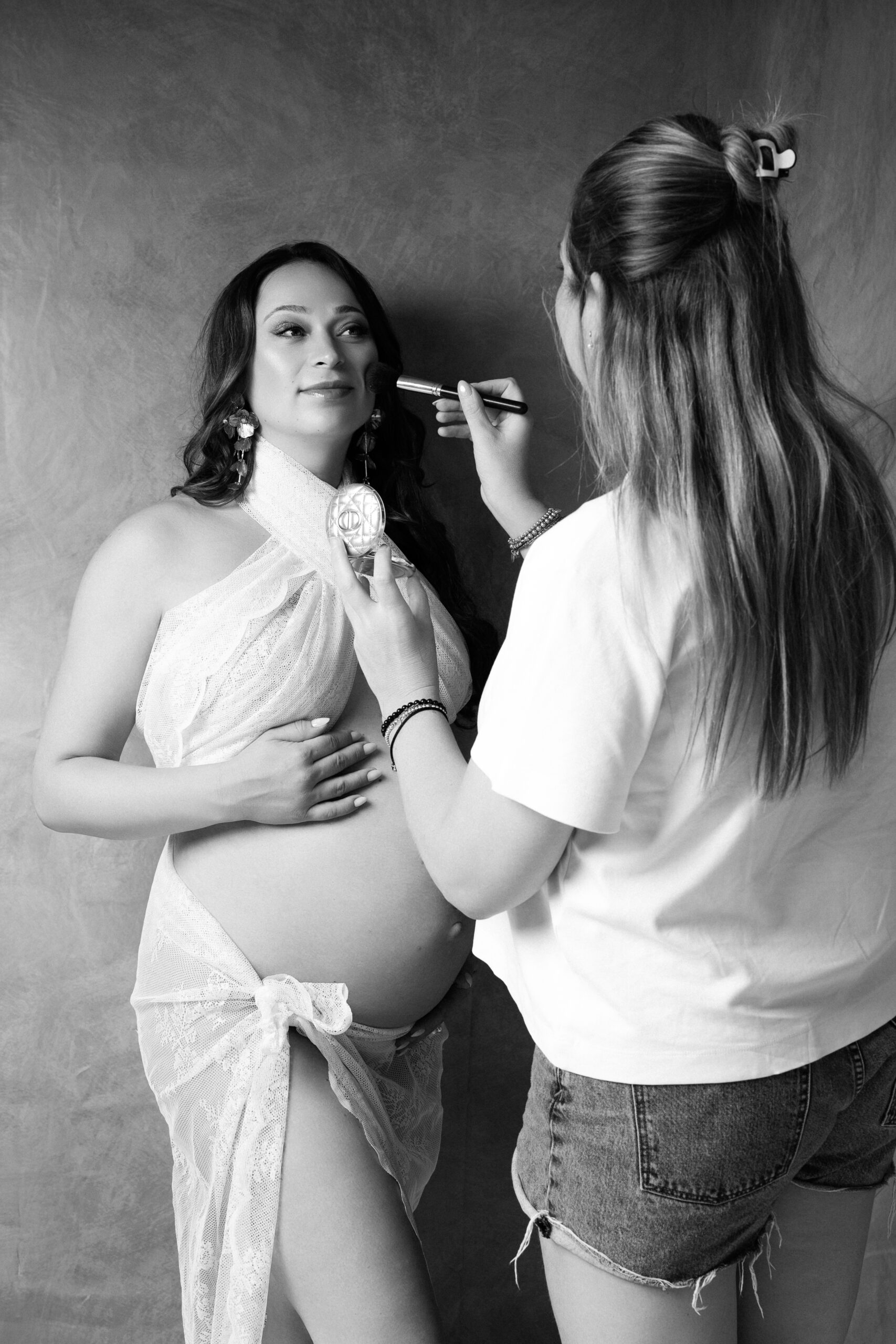 Schwangere Frau wird vor ihrem Babybauchshooting im Fotostudio bei Ulm professionell geschminkt