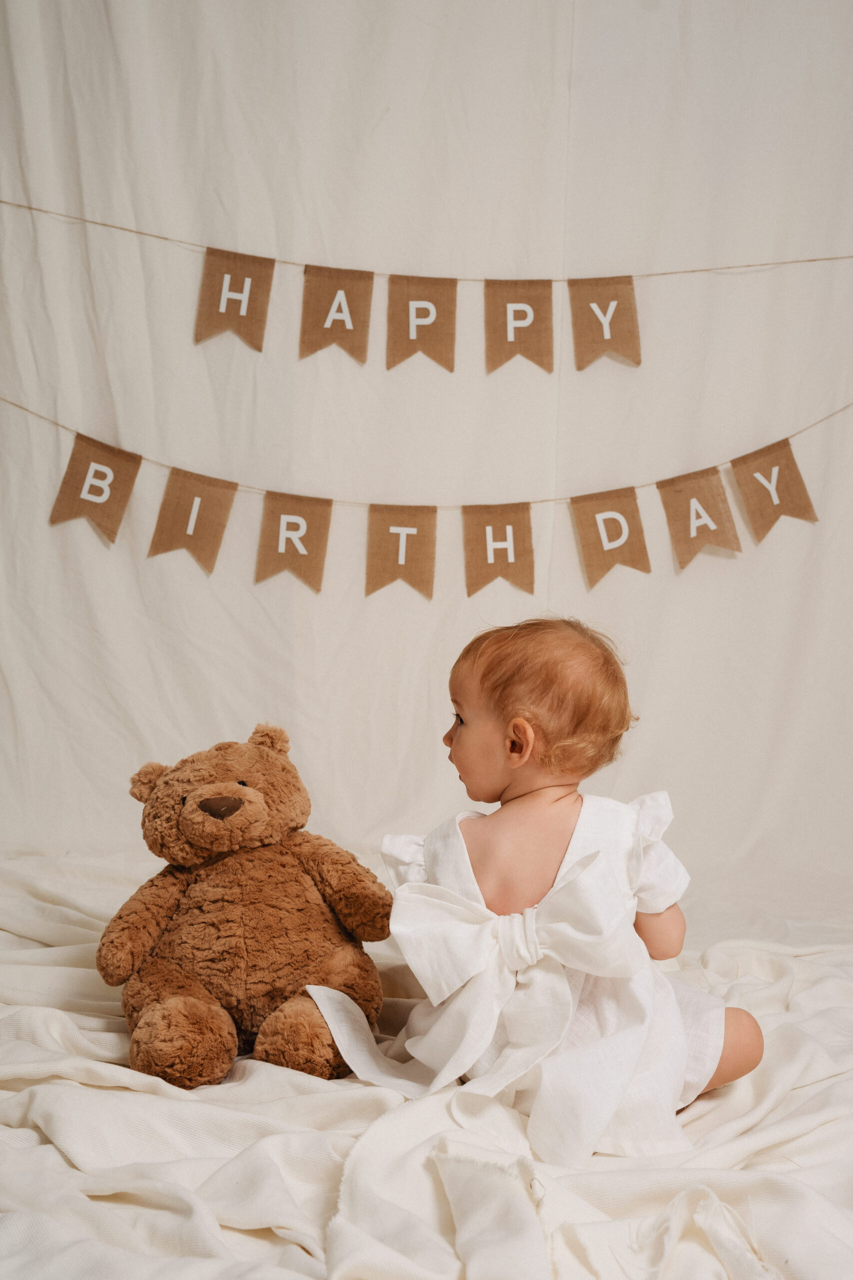 Kleinkind beim Fotoshooting zum ersten Geburtstag mit Teddybär im Fotostudio bei Ulm