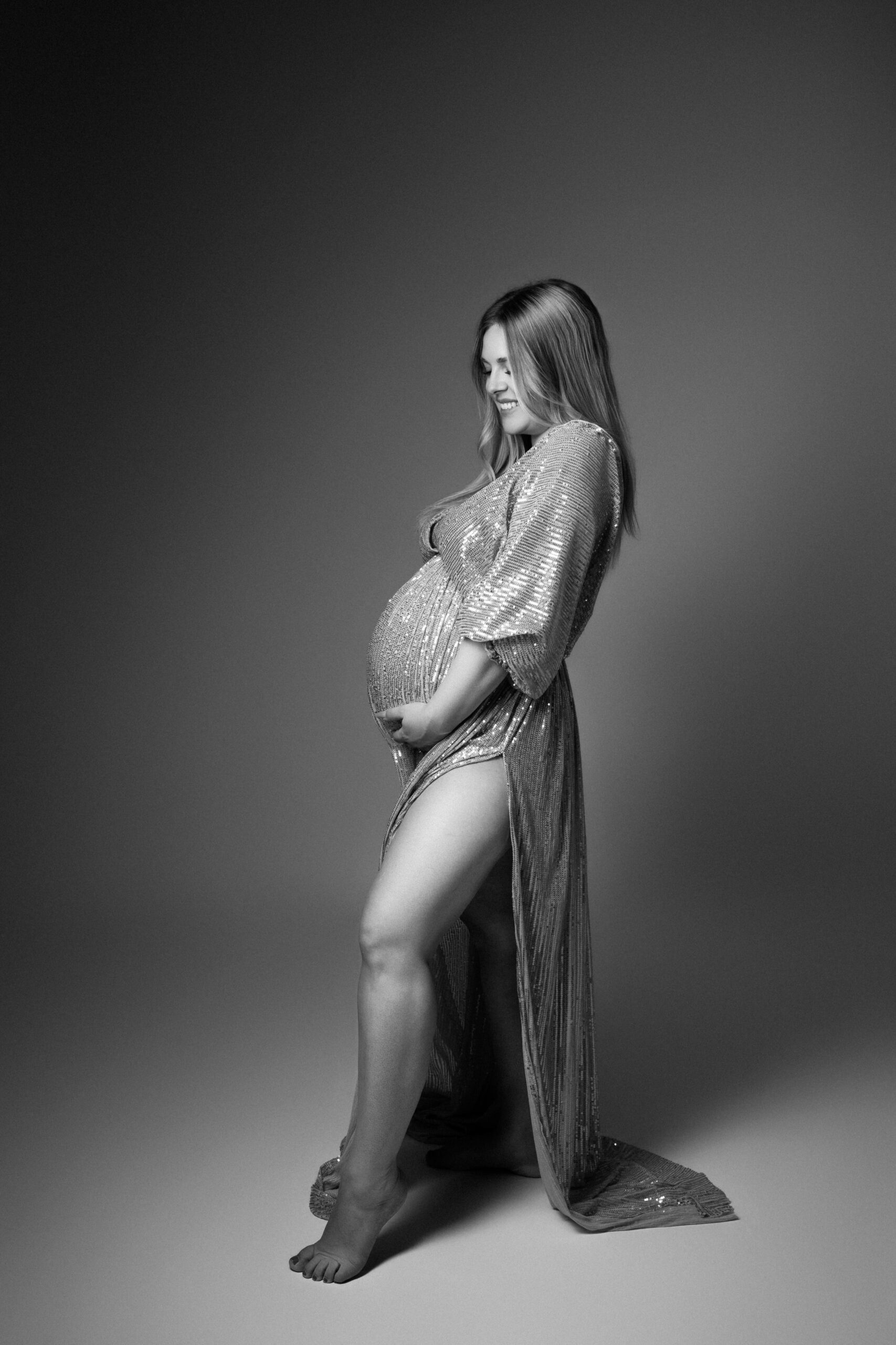 Schwangerschaftsfotografie in Ulm – elegantes Babybauch Shooting im Studio in Schwarz-Weiß